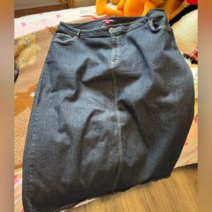 Plus size Dark Denim Skirt with back slit, excellent condition
